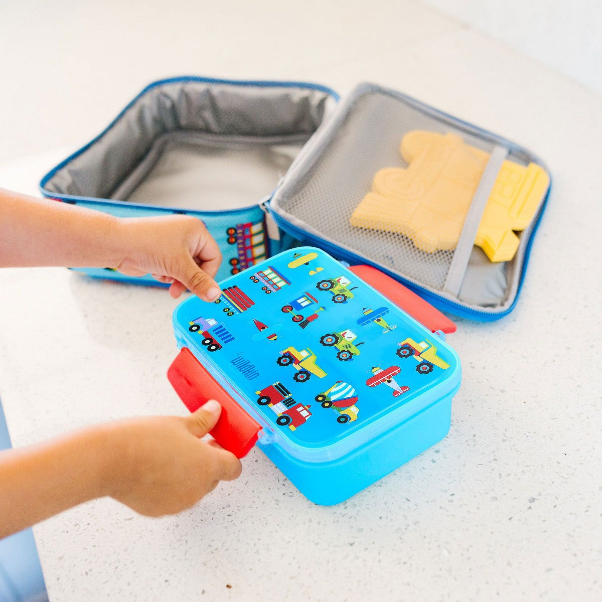 Bento box reutilizable Wildkin Trains, Planes & Trucks, vista del producto #color_WIK Trains, Planes & Trucks