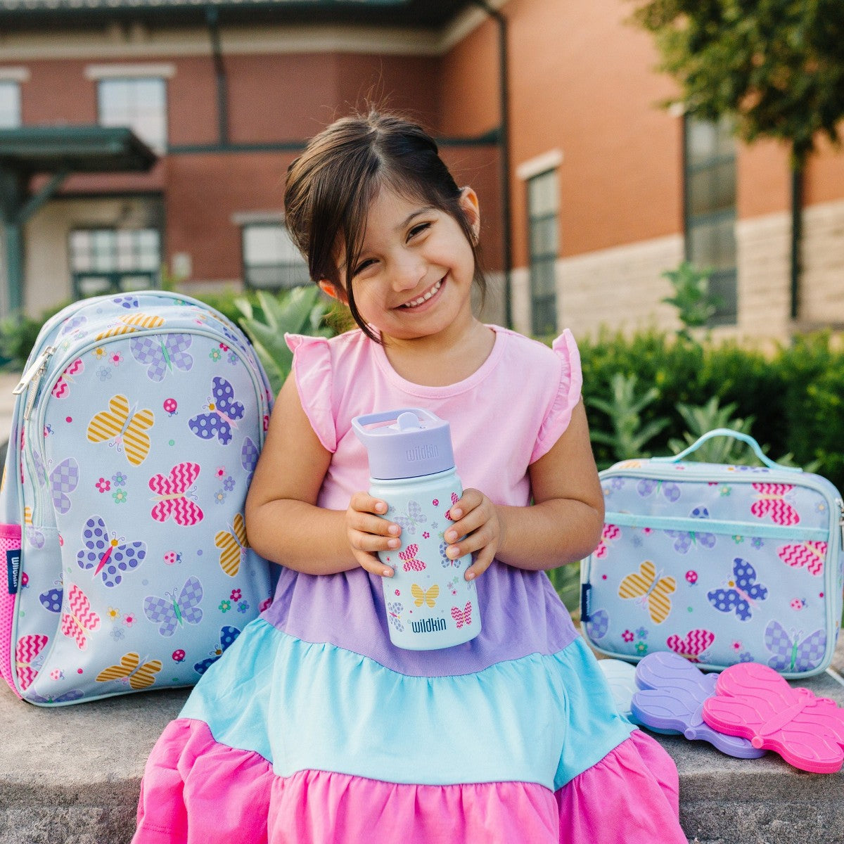 Termo infantil Wildkin de acero inoxidable Butterfly Garden Blue, vista del producto #color_WIK Butterfly Garden Blue