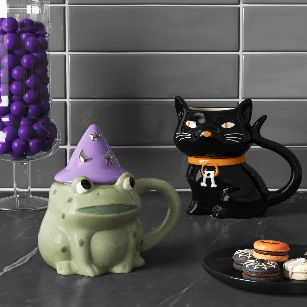 Taza de rana Hyde and EEK! Boutique con sombrero morado en decoración de Halloween
