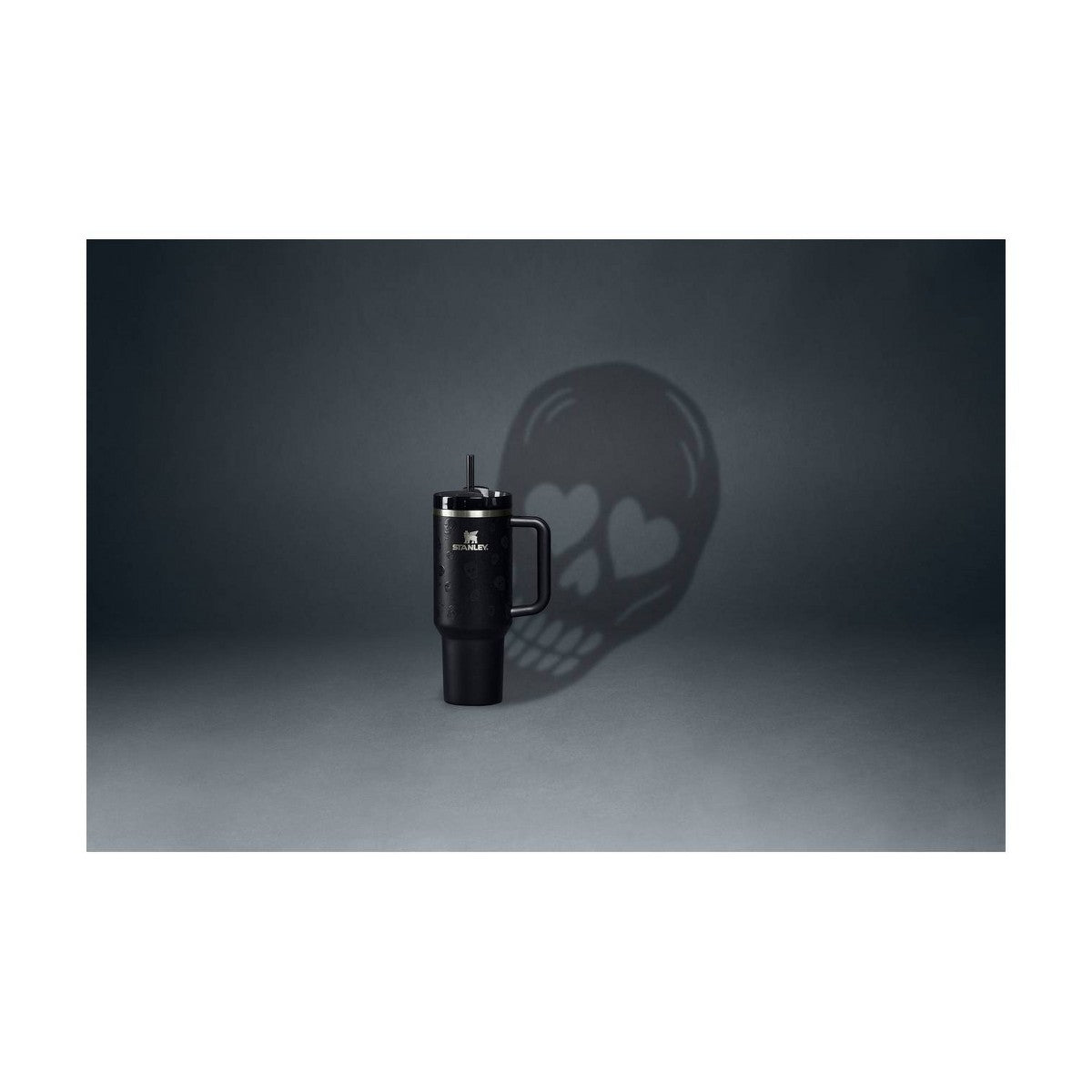 Stanley Sweetheart Skulls de 40 oz sobre fondo oscuro con sombra de calavera #tamaño_1183 ml / 40 oz