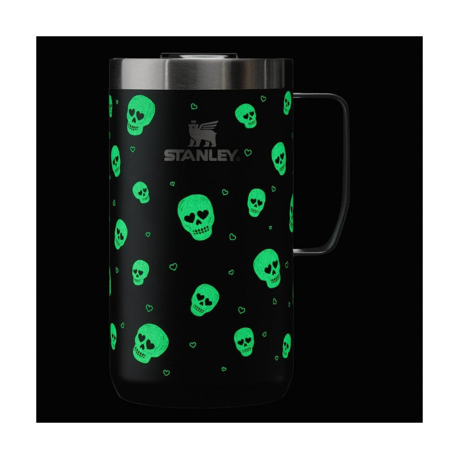 Vista adicional de la taza Stanley Sweetheart Skulls con detalles de Halloween #color_STA Sweetheart Skulls