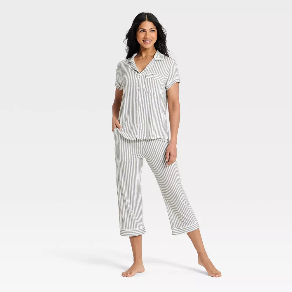 Pijama cómoda para mujer Auden Cloud Knit Modal con top y pantalón capri #Color_AUD Olive Striped