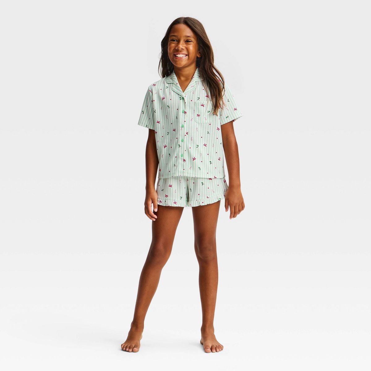 Pijama navideña para niña Art Class verde con camisa a rayas y short, vista del conjunto