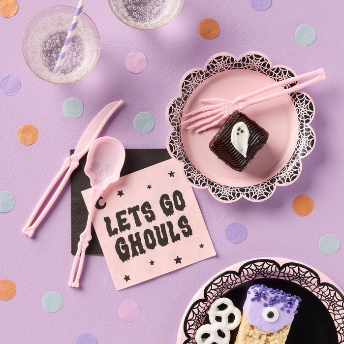 Servilletas Spritz Let's Go Ghouls en mesa de Halloween con bebidas y decoración rosa