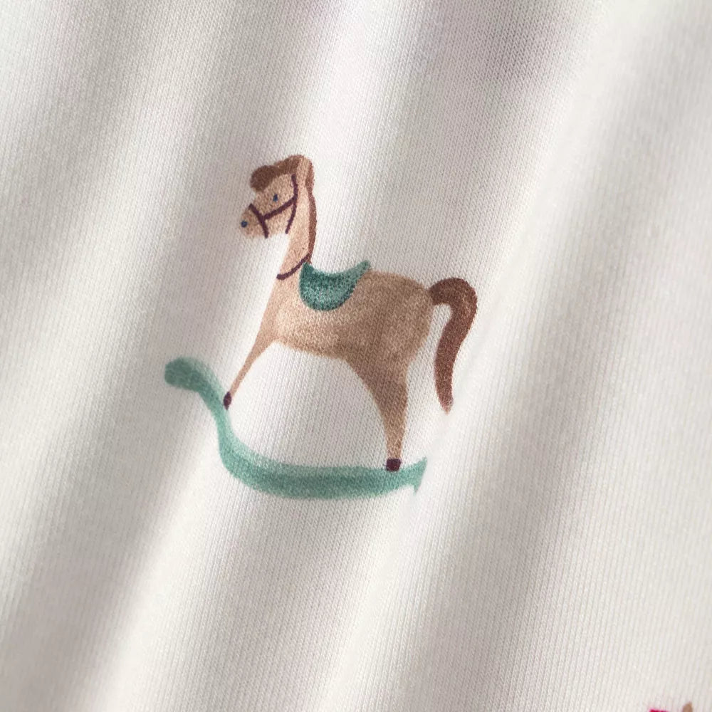 Detalle de la tela ComfySoft de la pijama Holiday Toys color marfil