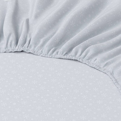 Wondershop Holiday Flannel Sheet Set, fotografía oficial del juego de sábanas, detalle 4 #color_WS Blue Snowflake Reactive
