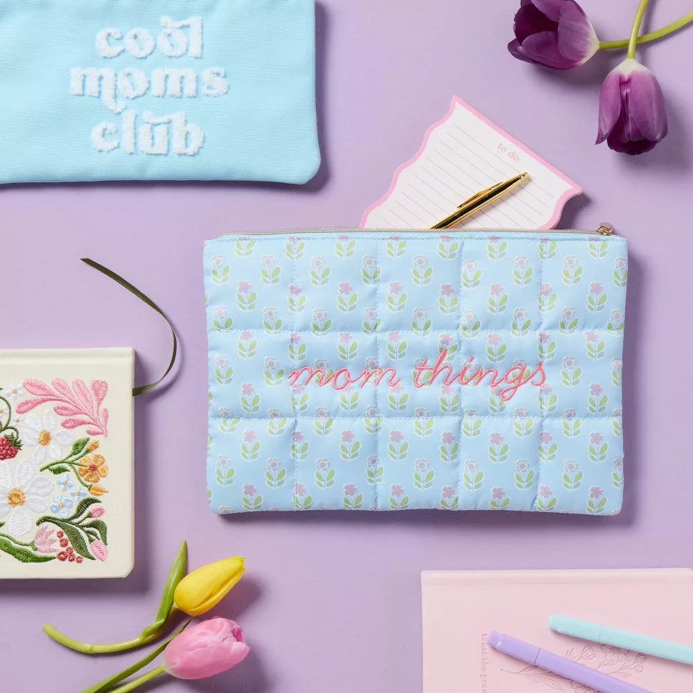 Cosmetiquera grande azul Spritz con frase mom things y cierre zipper