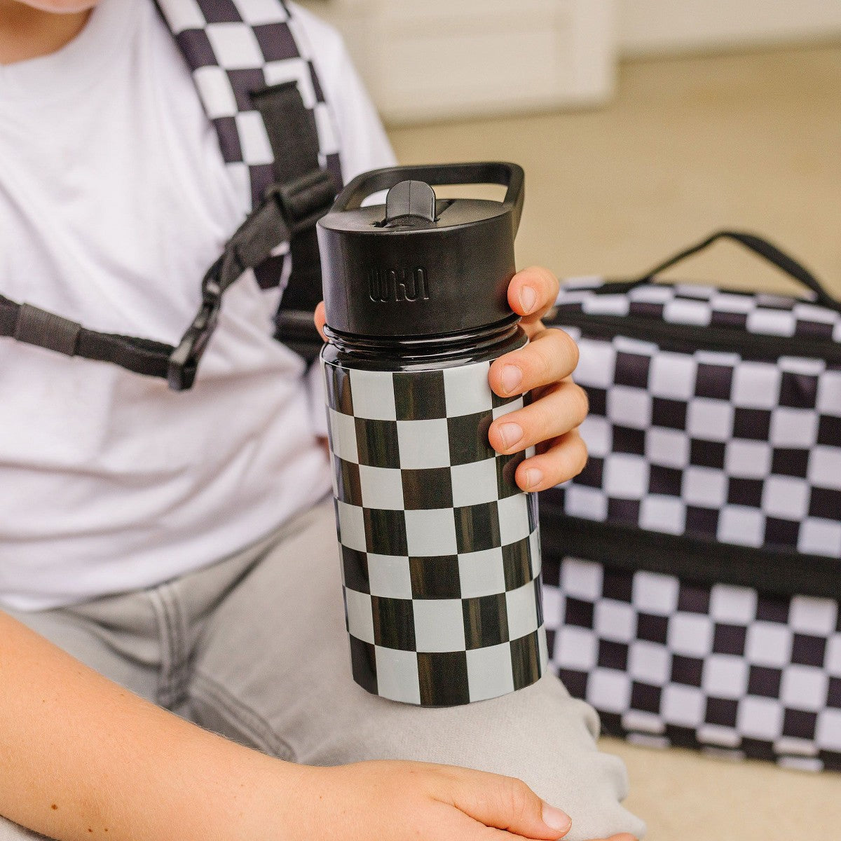 Termo infantil Wildkin de acero inoxidable Black and White Checkered, vista del producto #color_WIK Black and White Checkered