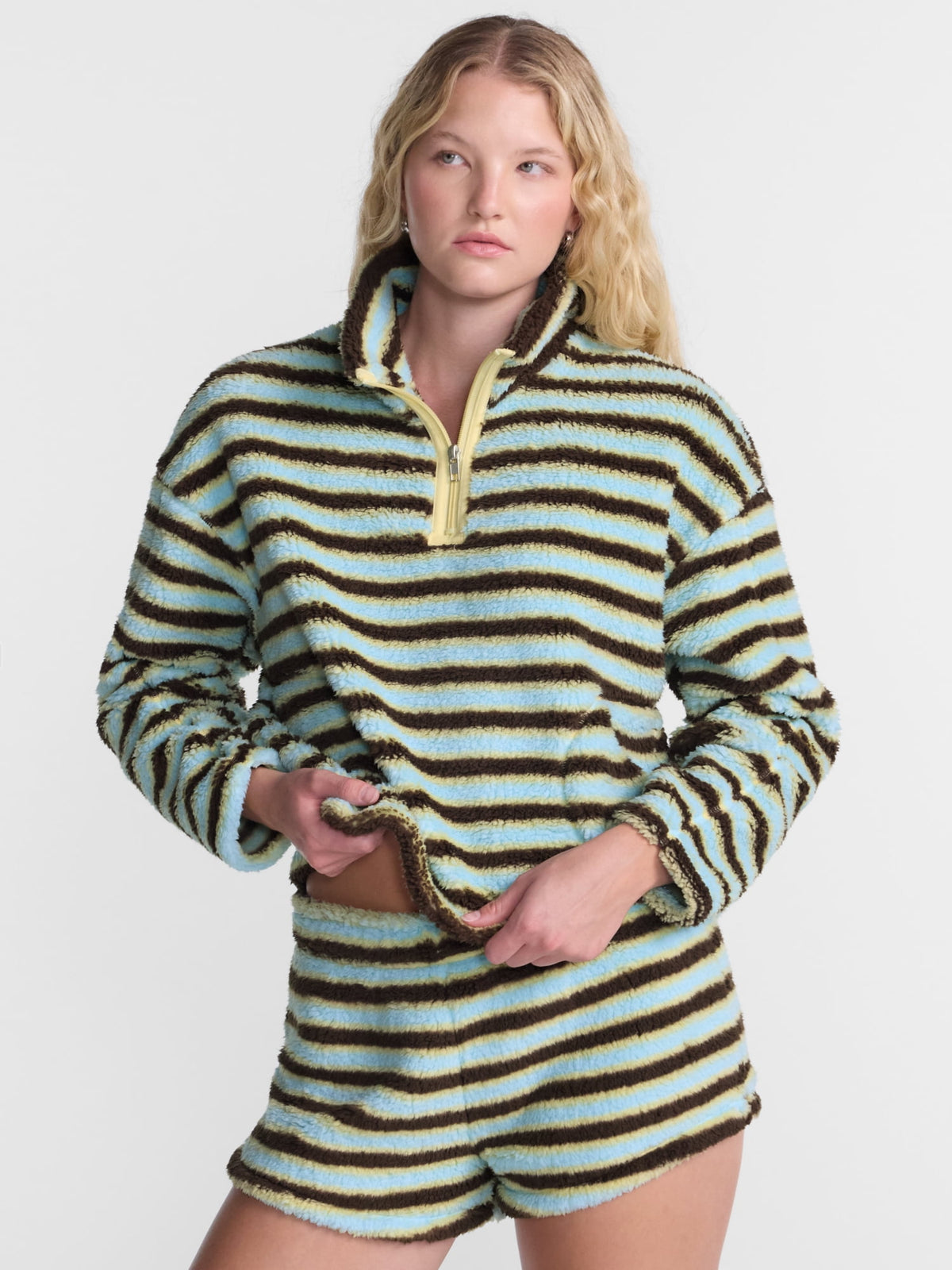 No Boundaries Faux Shearling Plush Pullover para mujer, NOB Bitter Chocolate Stripe, vista principal de sudadera afelpada #color_NOB Bitter Chocolate Stripe