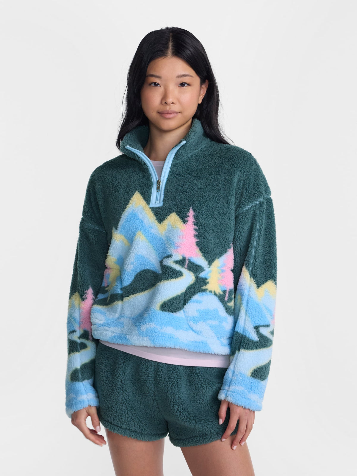 No Boundaries Faux Shearling Plush Pullover para mujer, NOB Emerald Coast Mountains, vista principal de sudadera afelpada #color_NOB Emerald Coast Mountains
