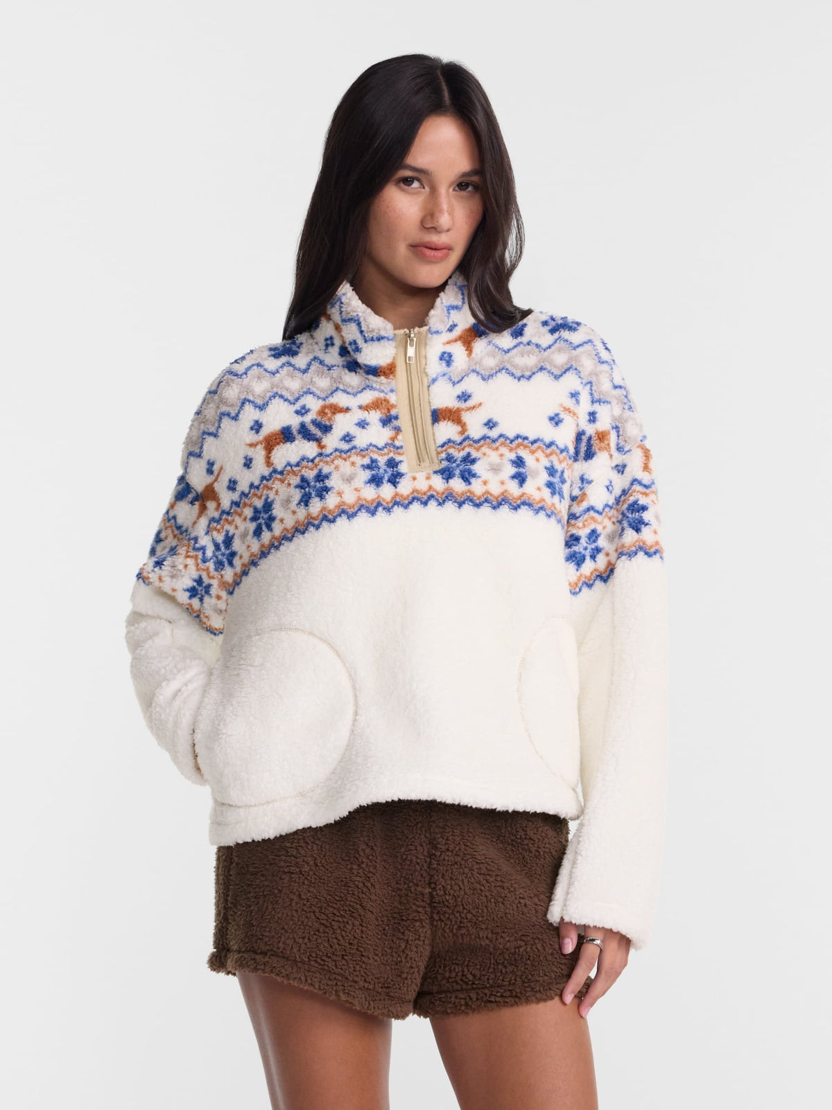 No Boundaries Faux Shearling Plush Pullover para mujer, NOB Winter White Dogs, vista principal de sudadera afelpada #color_NOB Winter White Dogs