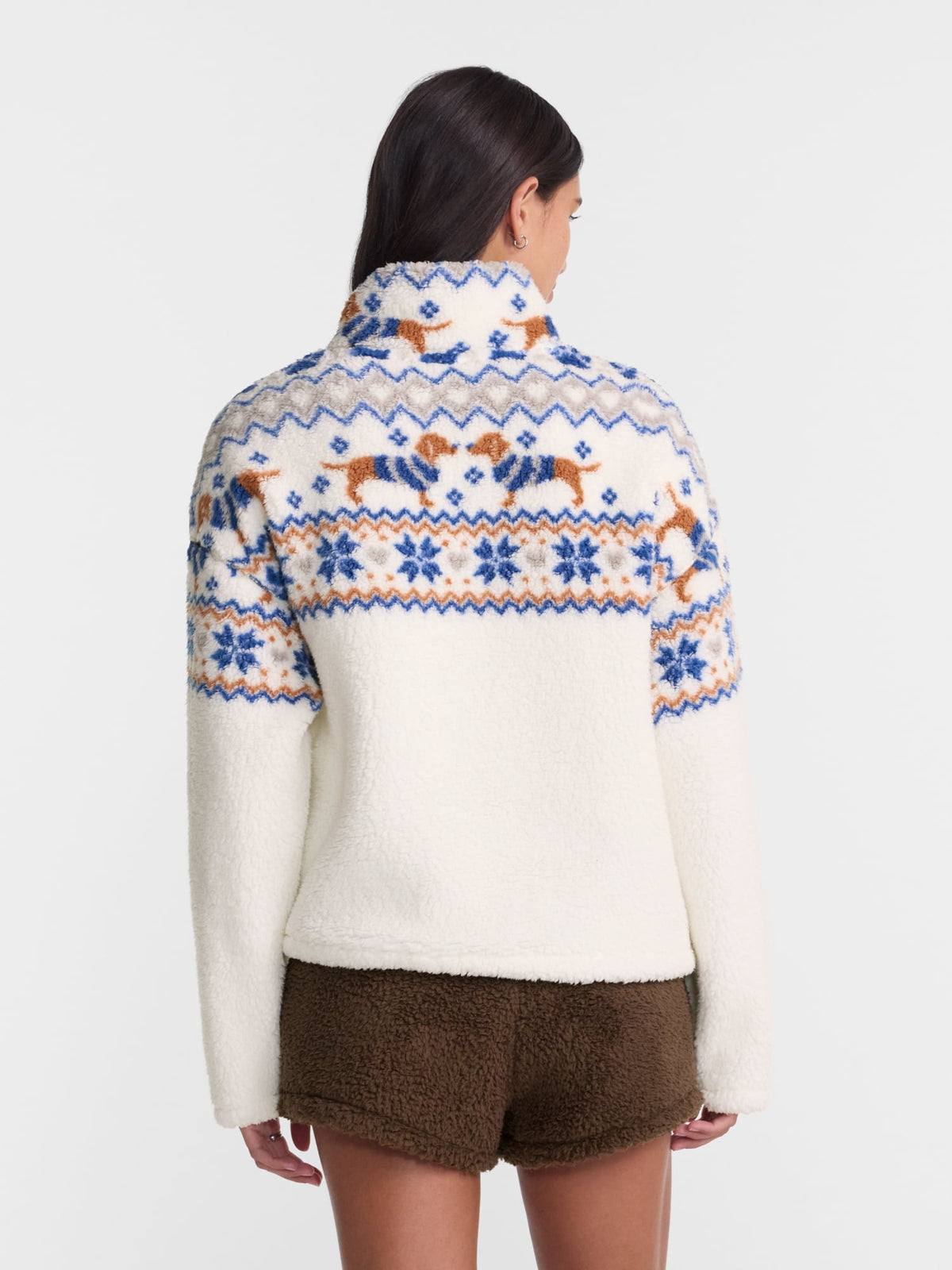 No Boundaries Faux Shearling Plush Pullover para mujer, NOB Winter White Dogs, detalle del acabado de la prenda #color_NOB Winter White Dogs