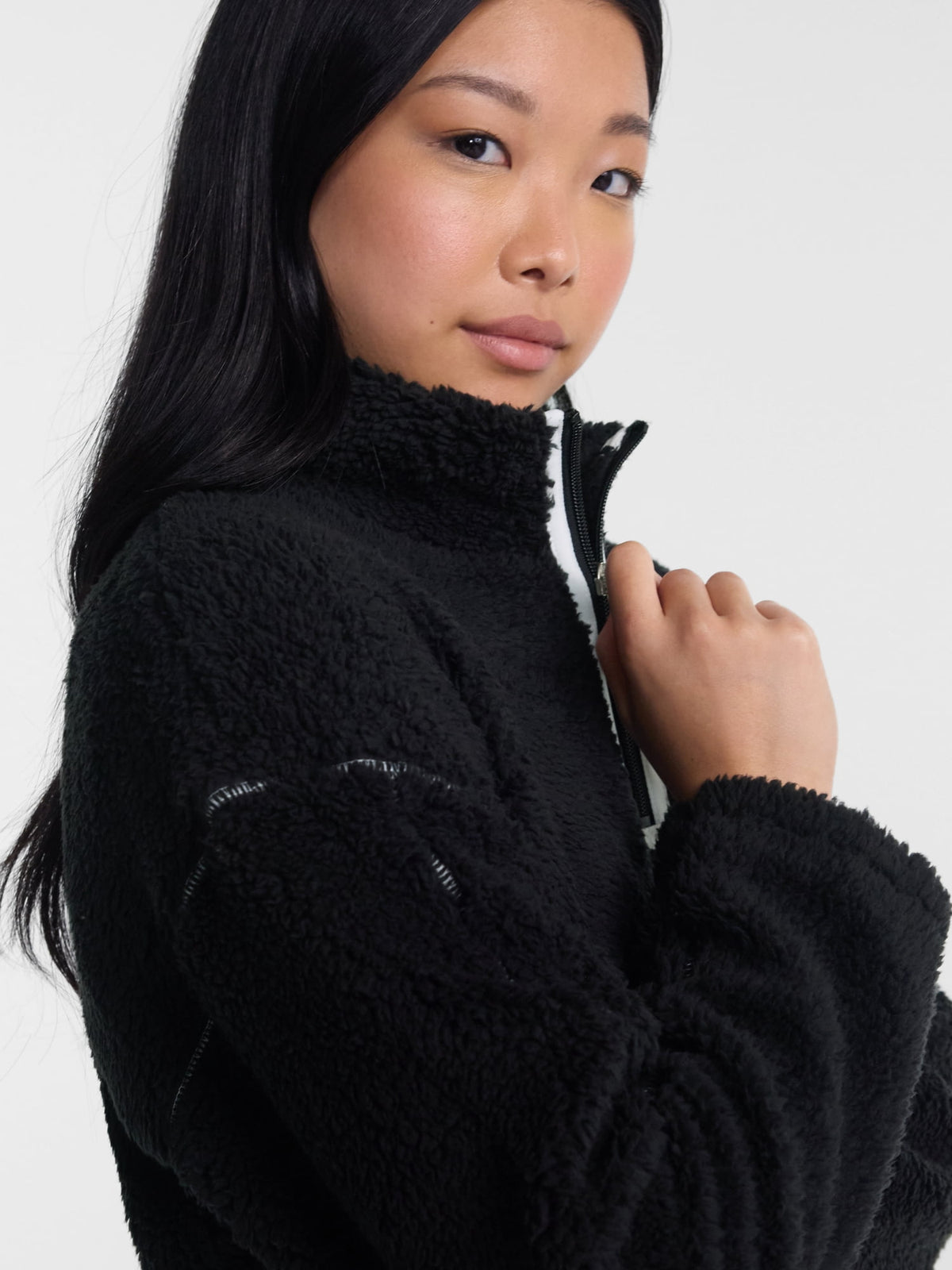 No Boundaries Faux Shearling Plush Pullover para mujer, NOB Black Soot, otra vista de textura y confección #color_NOB Black Soot
