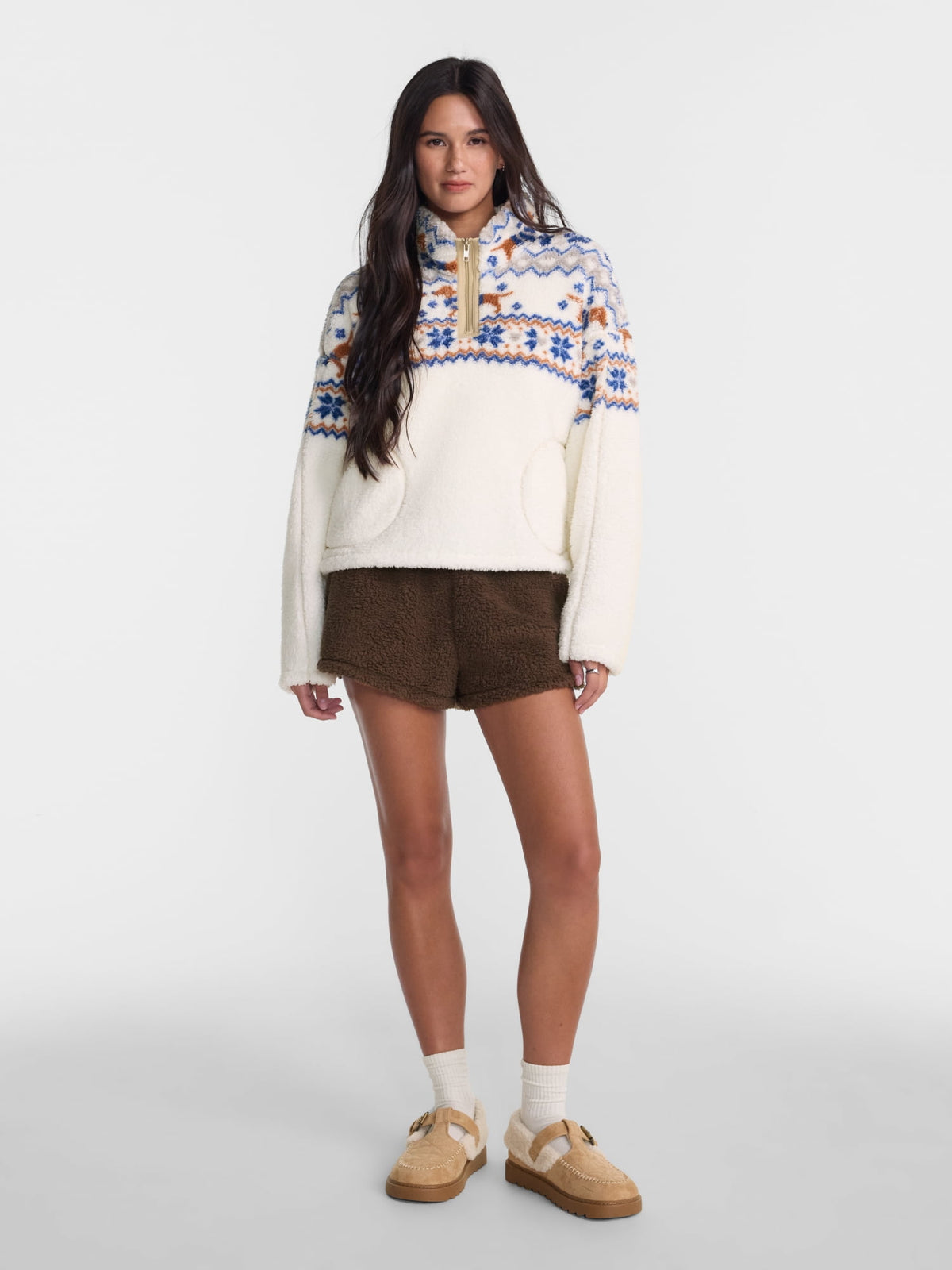 No Boundaries Faux Shearling Plush Pullover para mujer, NOB Winter White Dogs, fotografía adicional de diseño y corte #color_NOB Winter White Dogs