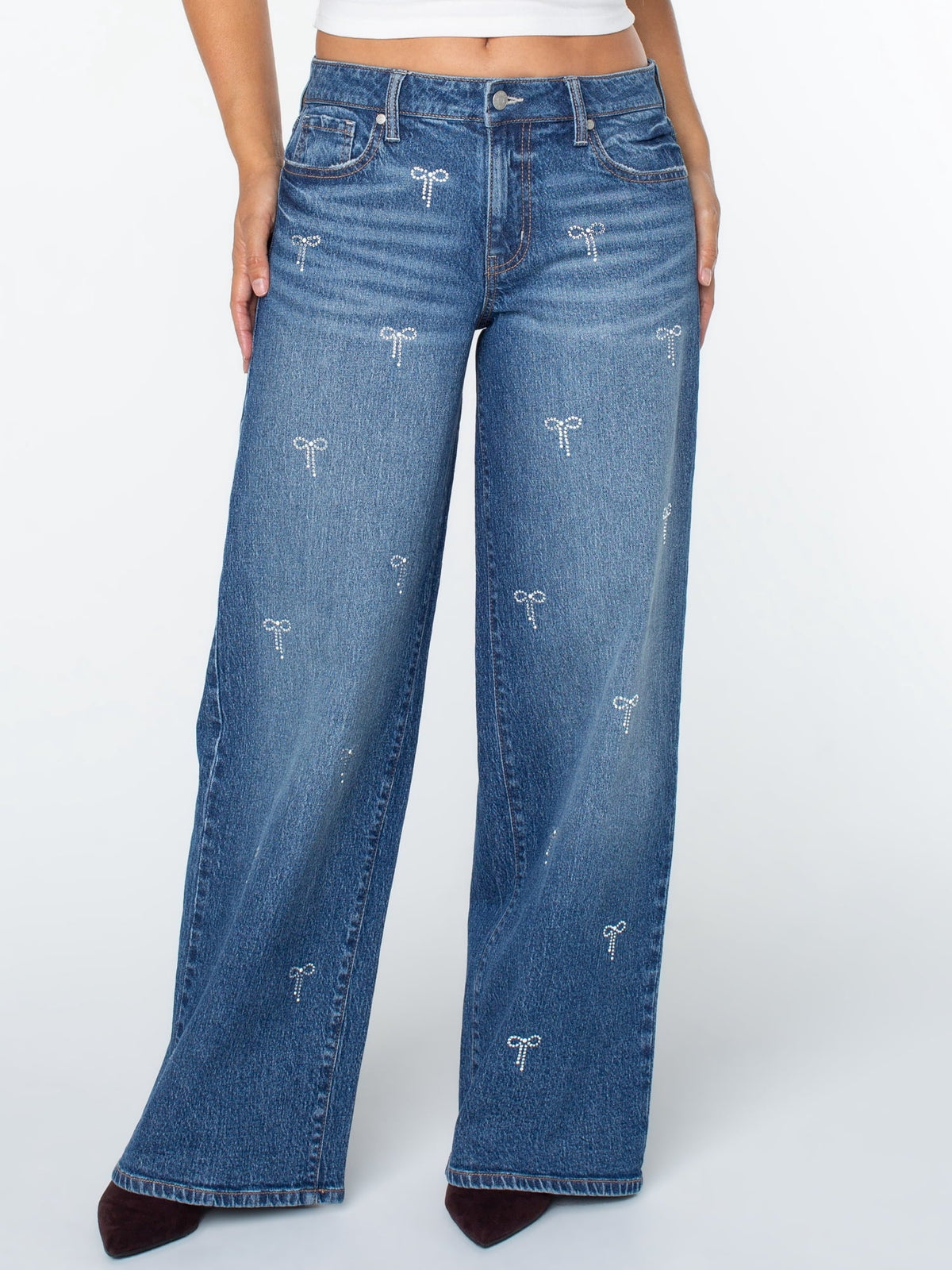 Celebrity Pink jeans wide leg azul medio con moños de perlas y detalle decorativo