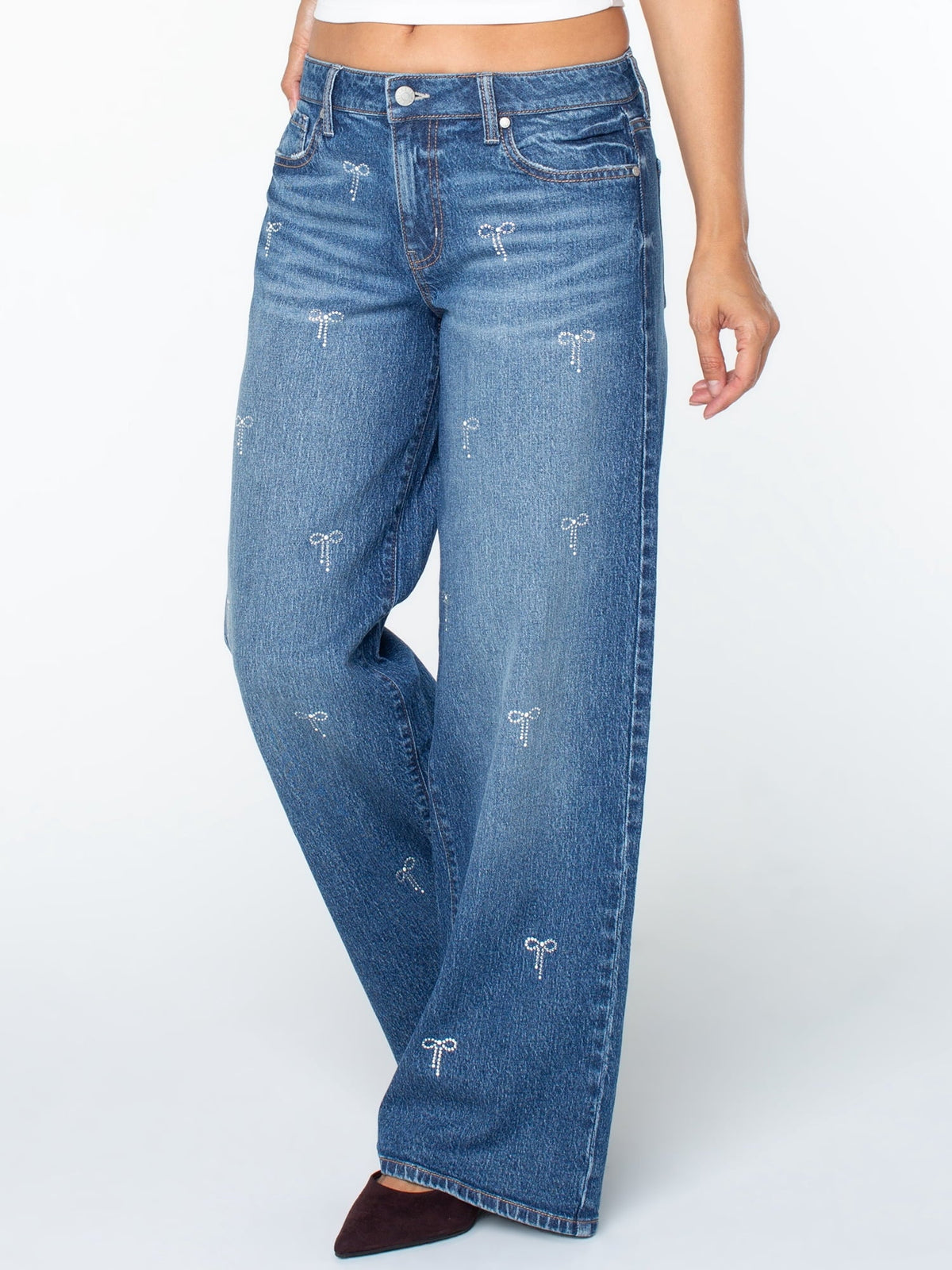 Mezclilla azul Medium Wash de los jeans Celebrity Pink con adornos de moño