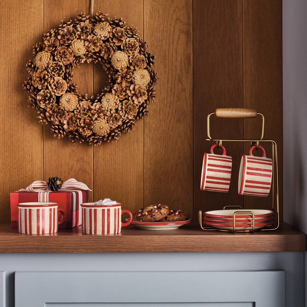 Cocoa Caddy navideño de cerámica a rayas rojas y blancas para chocolate caliente, con 4 tazas y platos