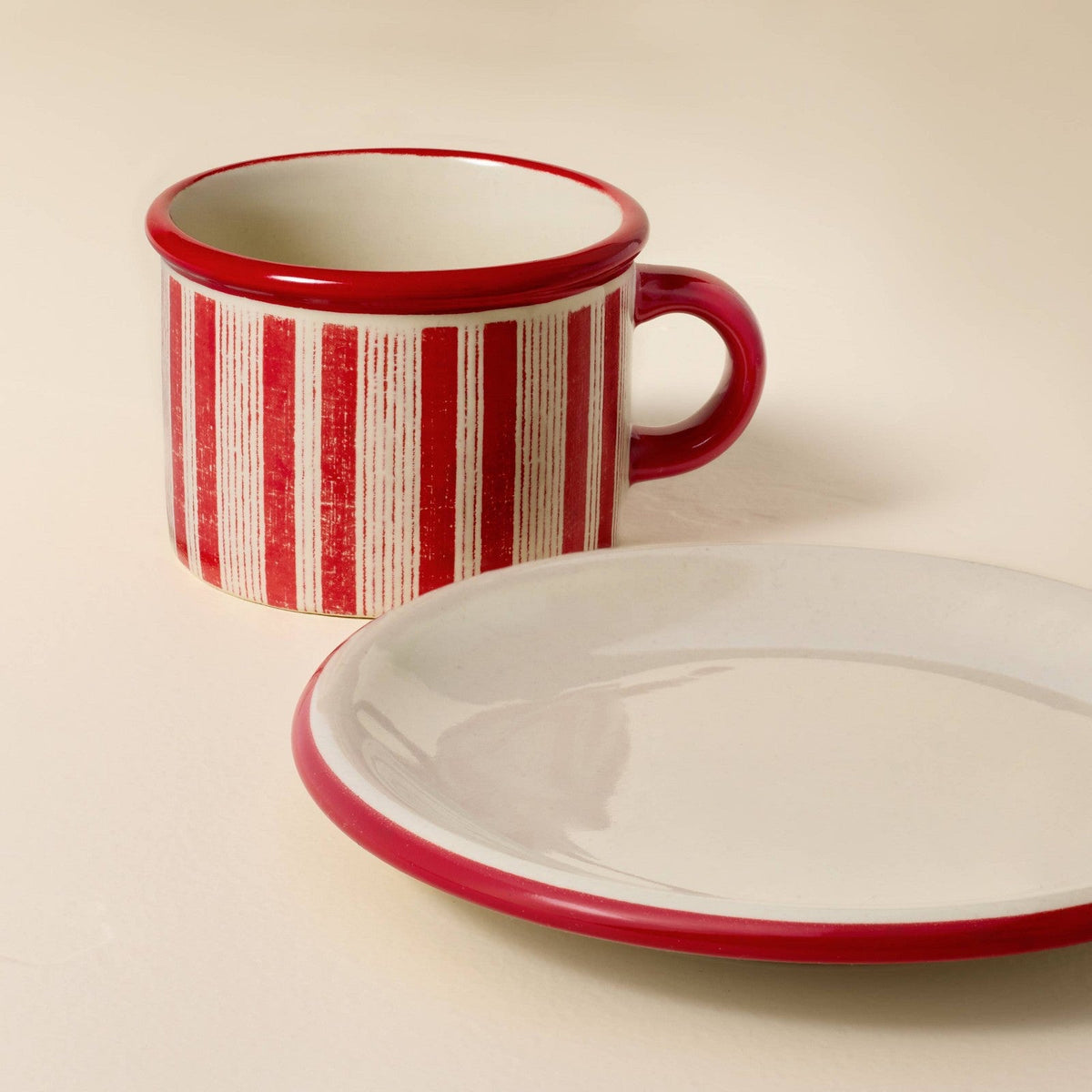 Detalle del set Cocoa Caddy con soporte metálico dorado para tazas navideñas y platillos de cerámica
