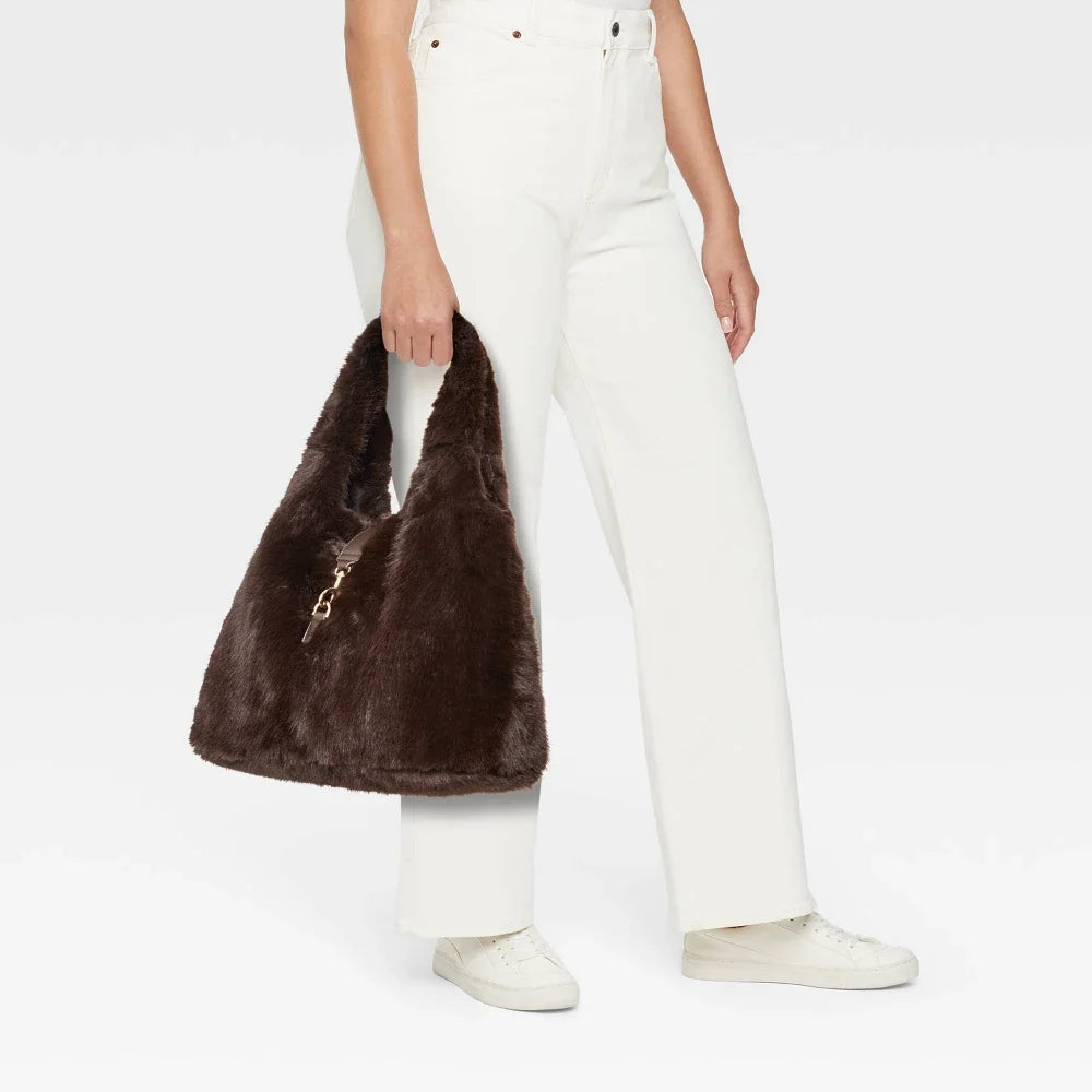 A New Day bolso tote de hombro de pelo sintético en color Brown, detalle del acabado y textura #color_ND Brown