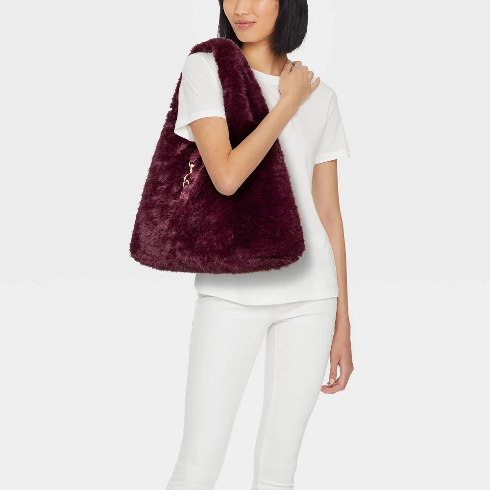 A New Day bolso tote de hombro de pelo sintético en color Burgundy, detalle del acabado y textura #color_ND Burgundy