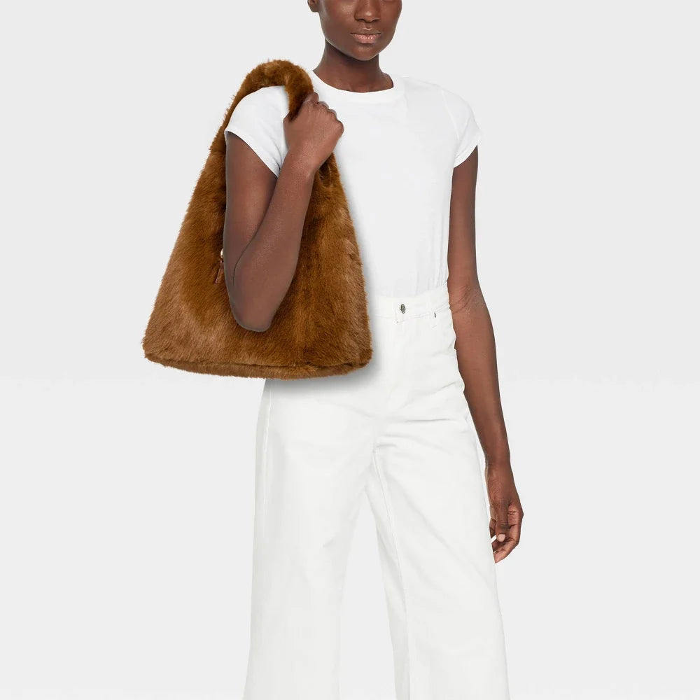 A New Day bolso tote de hombro de pelo sintético en color Tan, detalle del acabado y textura #color_ND Tan