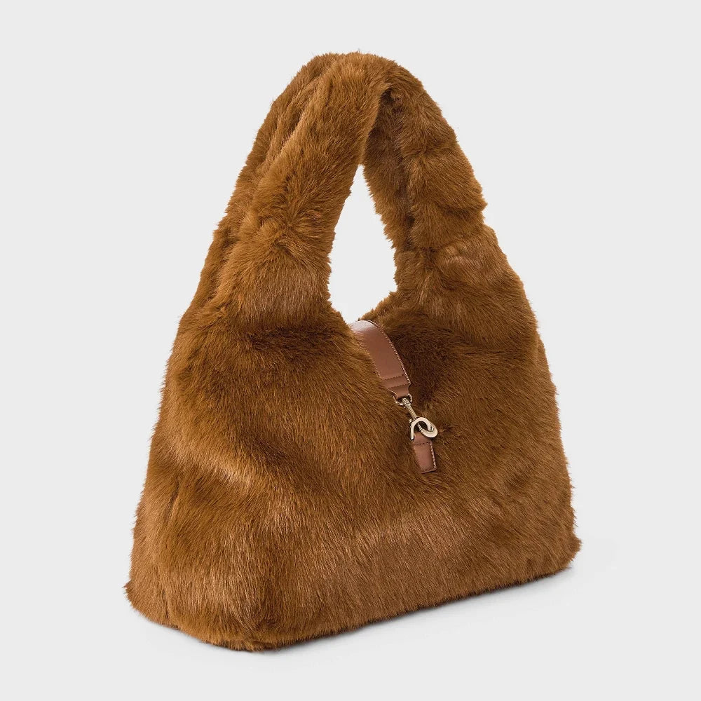A New Day bolso tote de hombro de pelo sintético en color Tan, vista lateral del producto #color_ND Tan