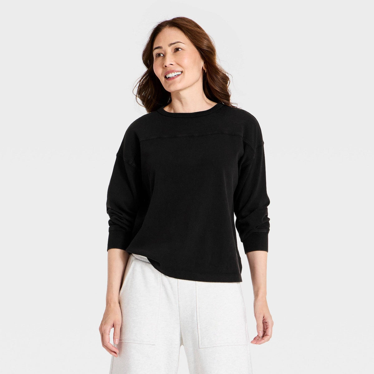 Universal Thread playera negra de manga larga con cuello redondo y costura horizontal en el pecho #color_UT Black