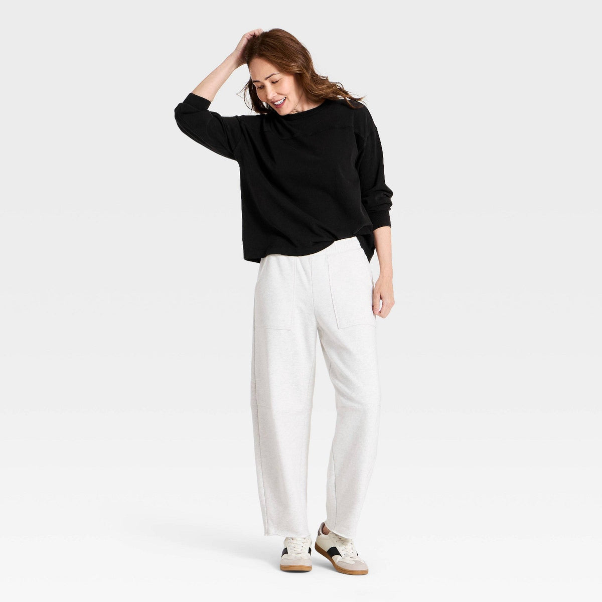 Universal Thread playera negra vintage de algodón combinada con pantalones claros y tenis blancos #color_UT Black
