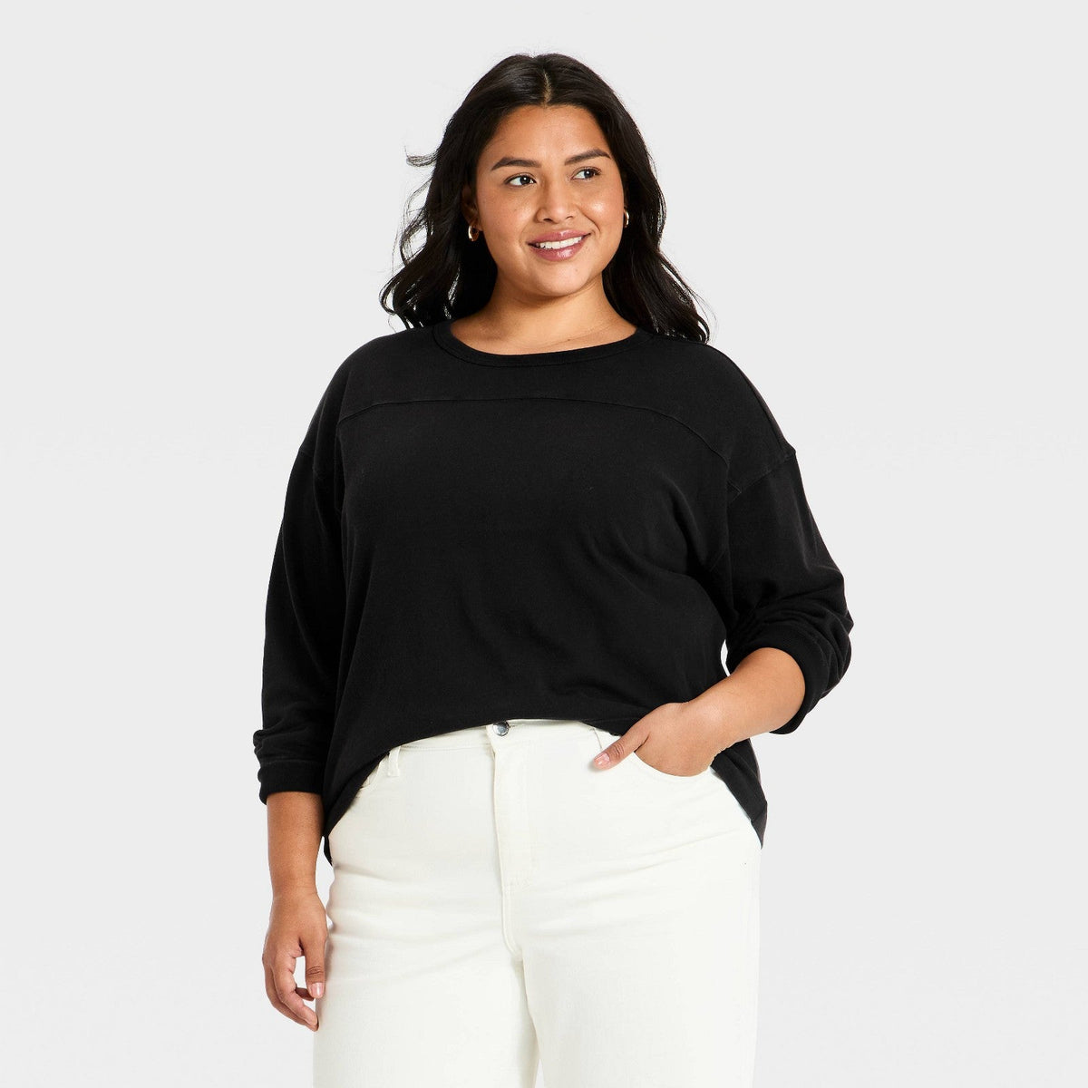 Universal Thread playera negra de cuello redondo ligeramente fajada en pantalones blancos #color_UT Black