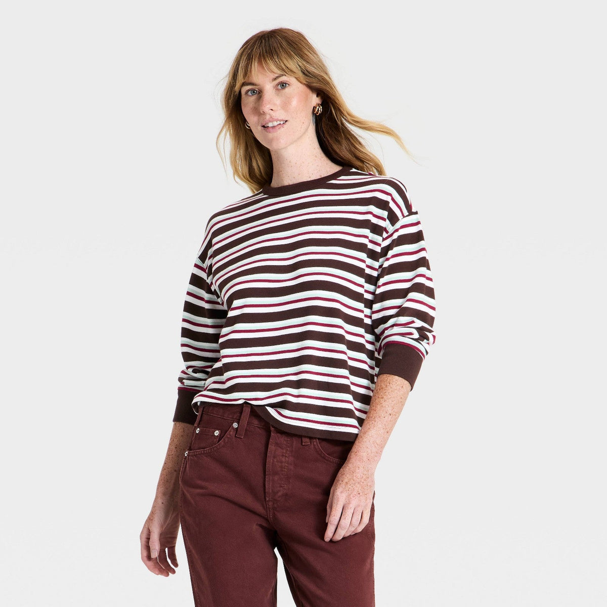 Universal Thread playera café de manga larga con rayas blancas y borgoña sobre modelo #color_UT Brown Striped