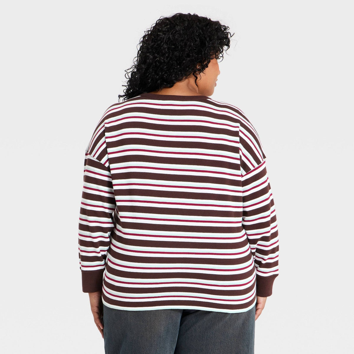 Universal Thread espalda de playera café a rayas blancas azul claro y borgoña #color_UT Brown Striped
