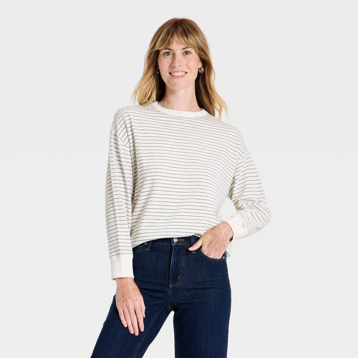 Universal Thread playera color crema con rayas negras finas de manga larga y jeans oscuros #color_UT Cream