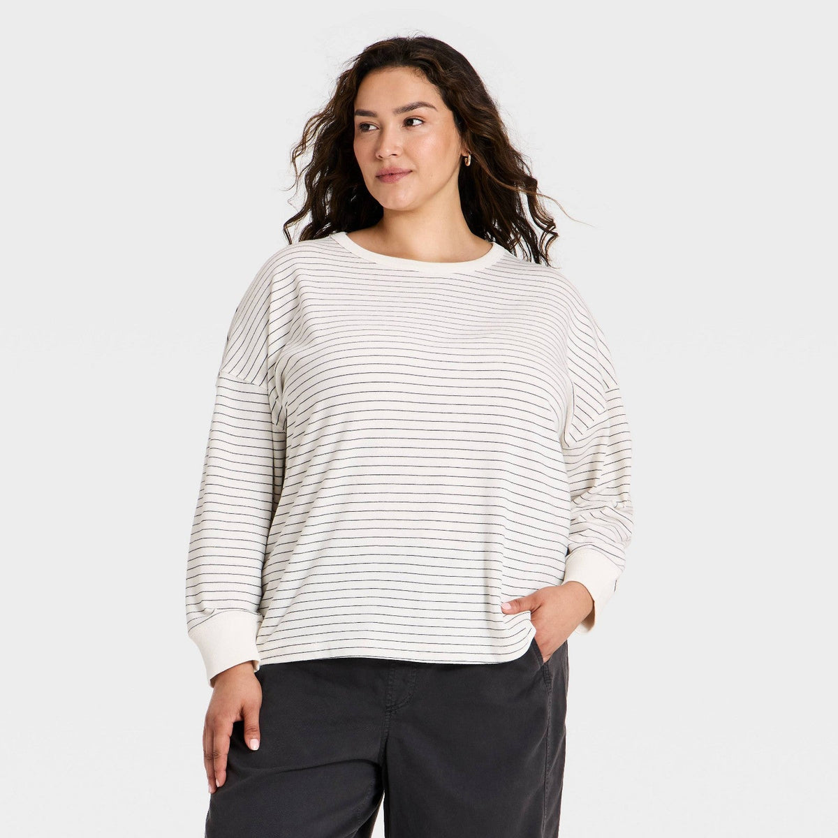 Universal Thread playera crema de manga larga con rayas negras y puños color crema #color_UT Cream