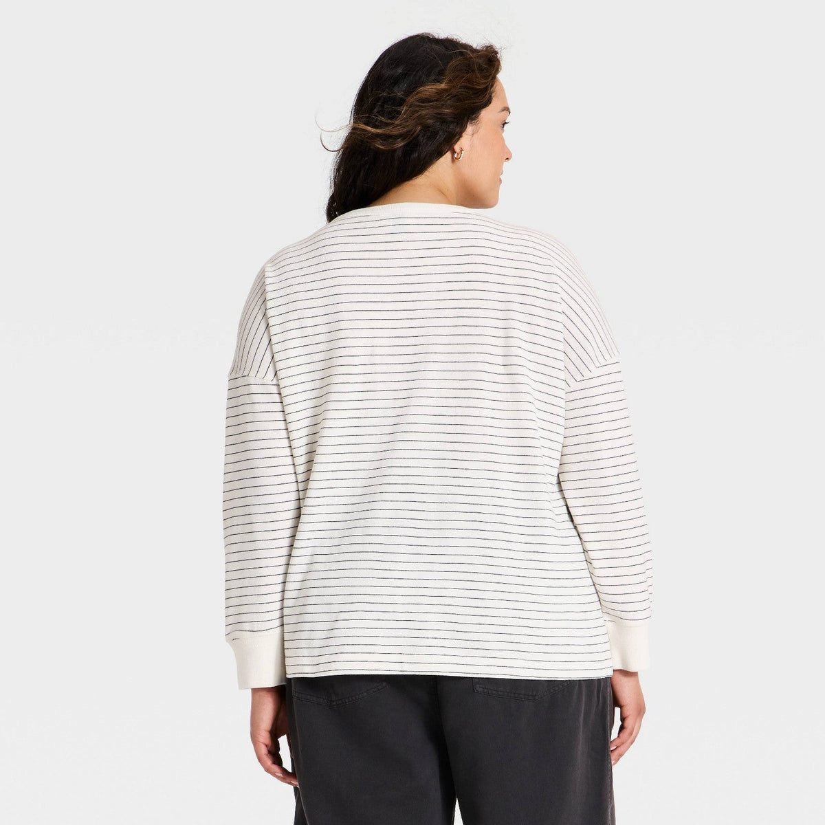 Universal Thread espalda de playera crema con rayas horizontales finas en negro #color_UT Cream