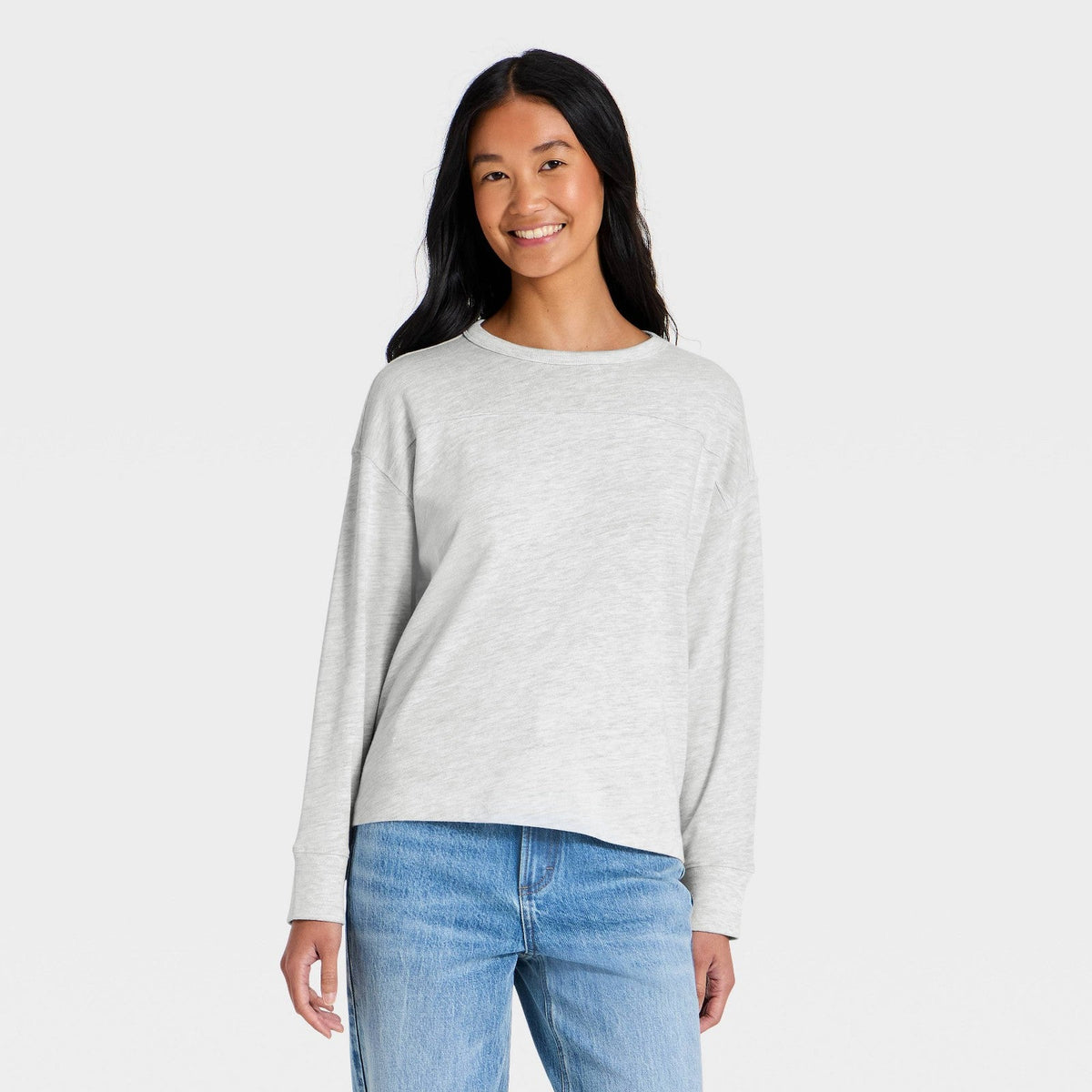 Universal Thread playera gris jaspeada de manga larga con hombros relajados y jeans azules #color_UT Heather Gray