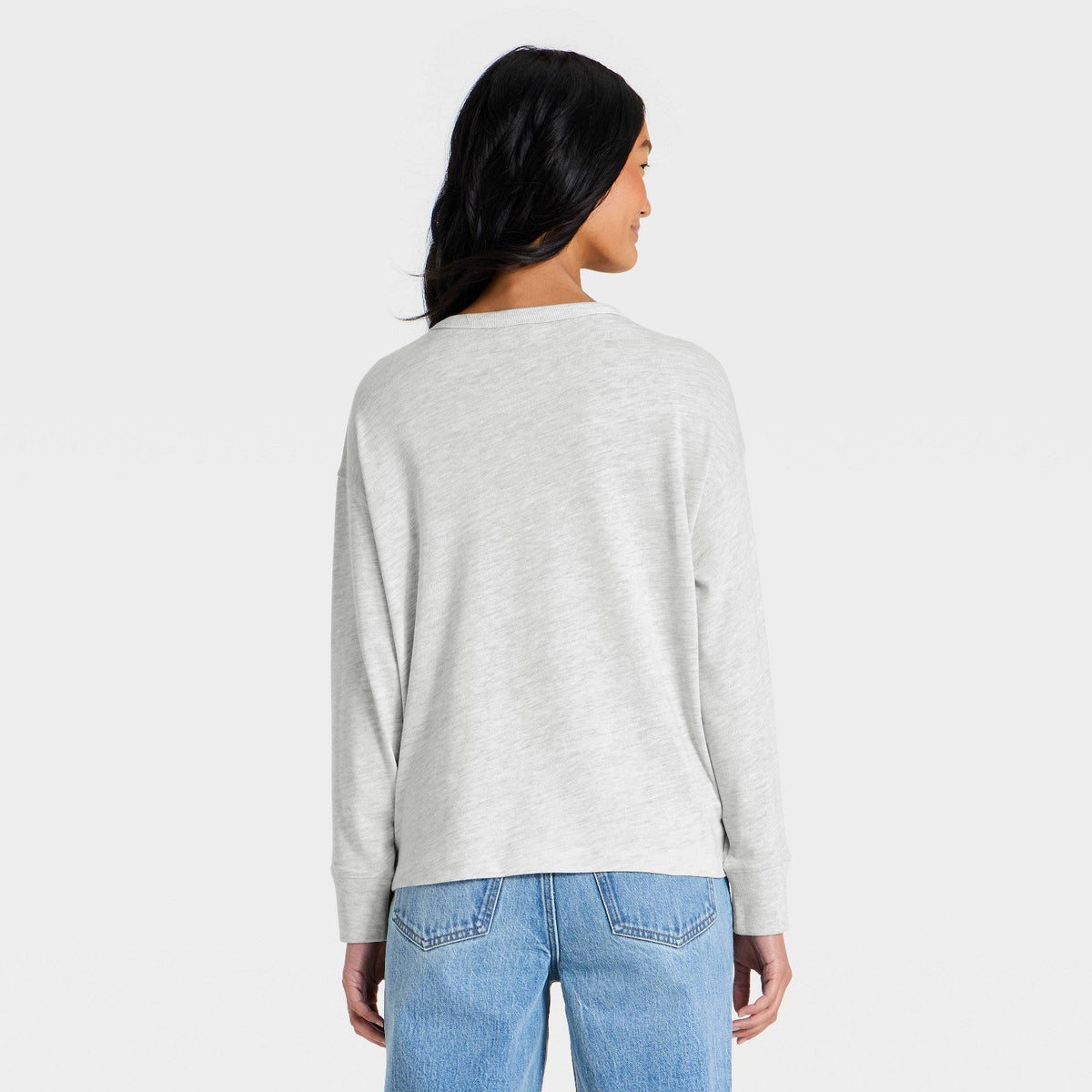 Universal Thread espalda de playera gris claro de manga larga combinada con jeans #color_UT Heather Gray