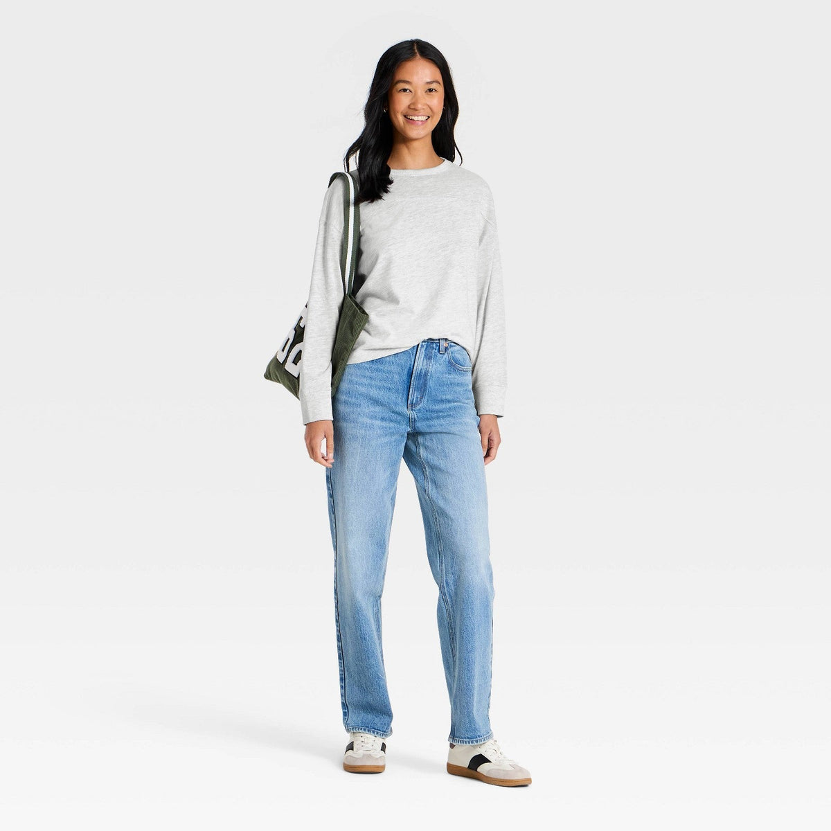 Universal Thread playera gris jaspeada de cuello redondo ligeramente fajada con jeans #color_UT Heather Gray