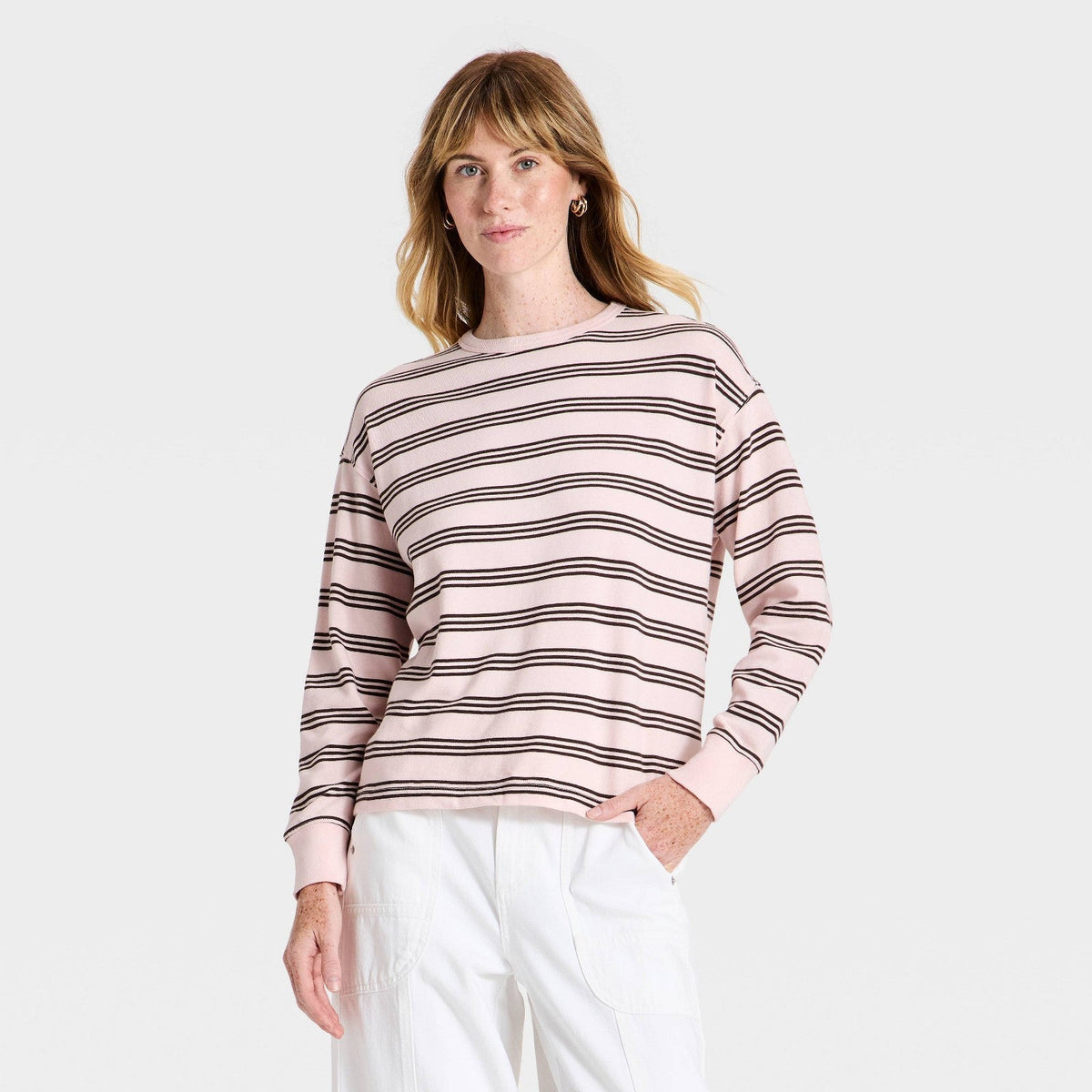 Universal Thread playera rosa con rayas negras horizontales y manga larga con pantalones blancos #color_UT Pink Striped