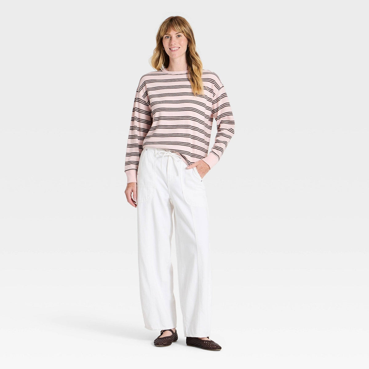 Universal Thread playera rosa a rayas combinada con pantalones blancos en look casual #color_UT Pink Striped