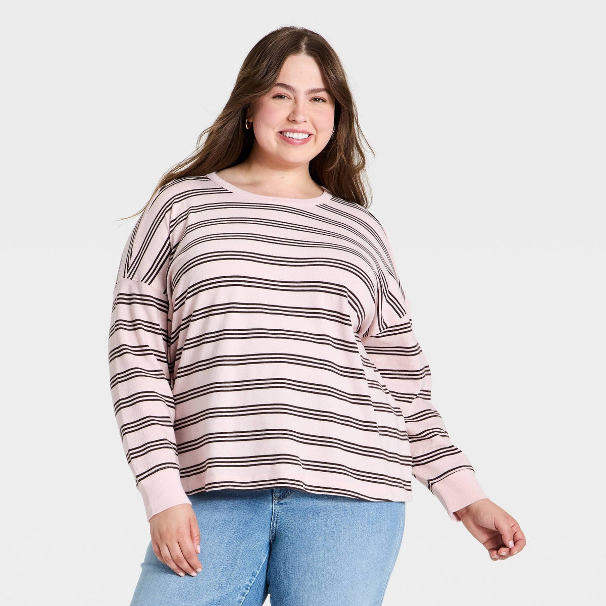 Universal Thread playera rosa y negra a rayas de cuello redondo combinada con jeans claros #color_UT Pink Striped