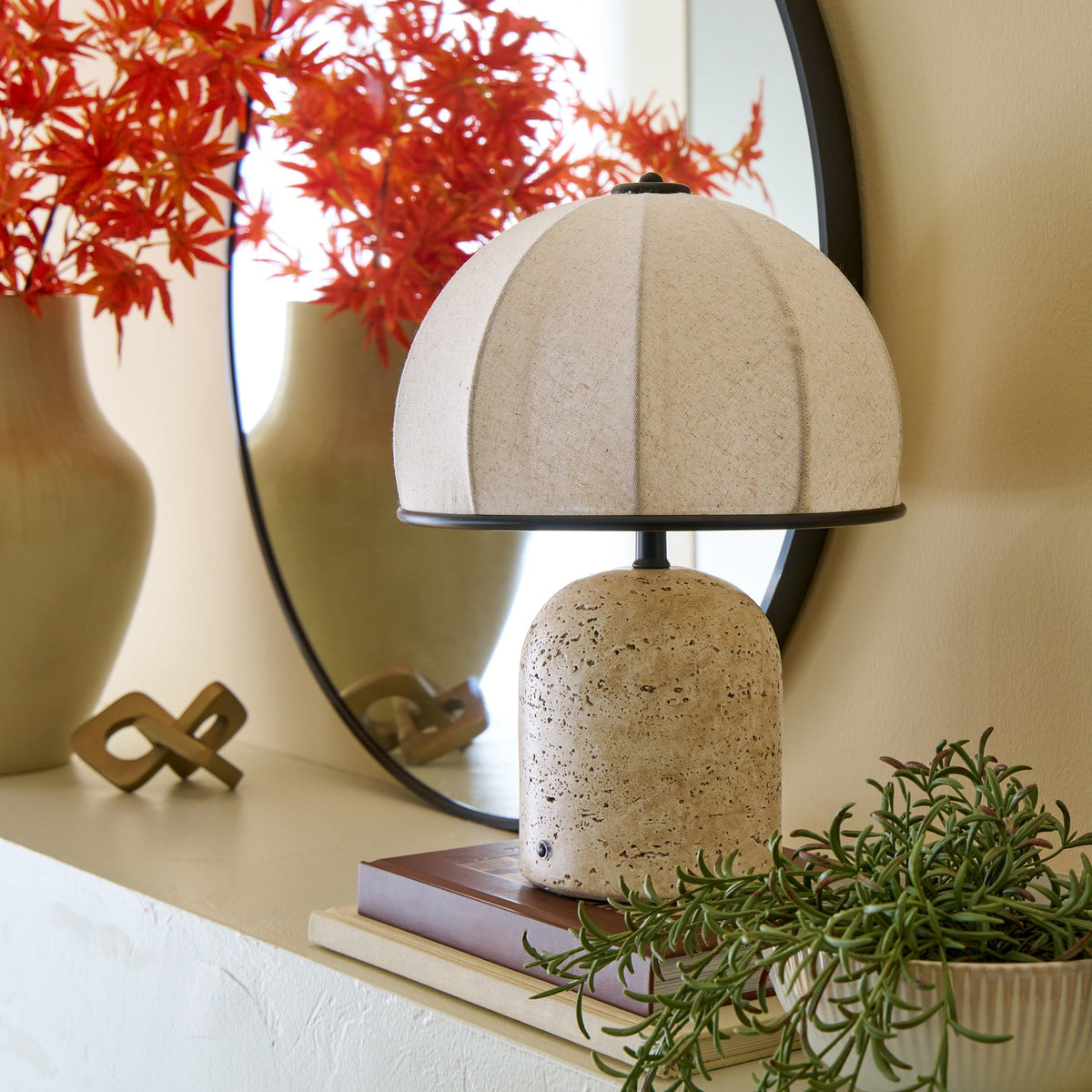Lámpara de mesa recargable Better Homes & Gardens Tan Travertine en ambiente interior #color_Tan Travertine