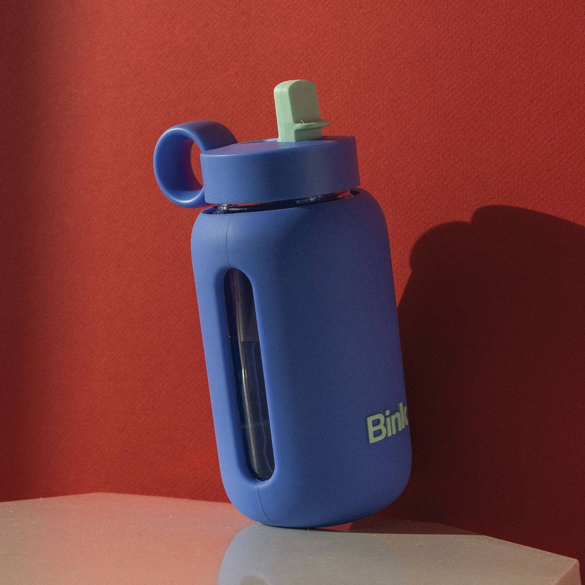 Detalle de botella Bink Kids Navy con vidrio borosilicato y tapa de cierre abatible #color_BINK Navy