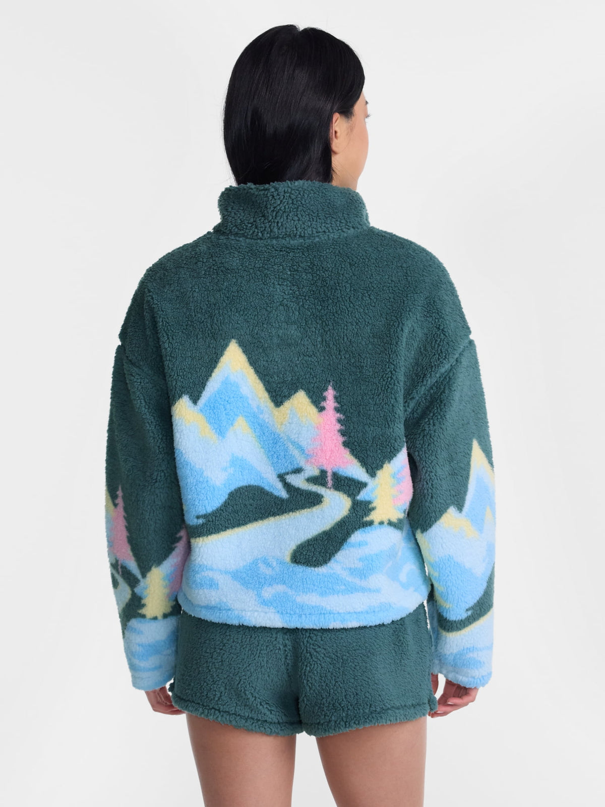 No Boundaries Faux Shearling Plush Pullover para mujer, NOB Emerald Coast Mountains, detalle del acabado de la prenda #color_NOB Emerald Coast Mountains