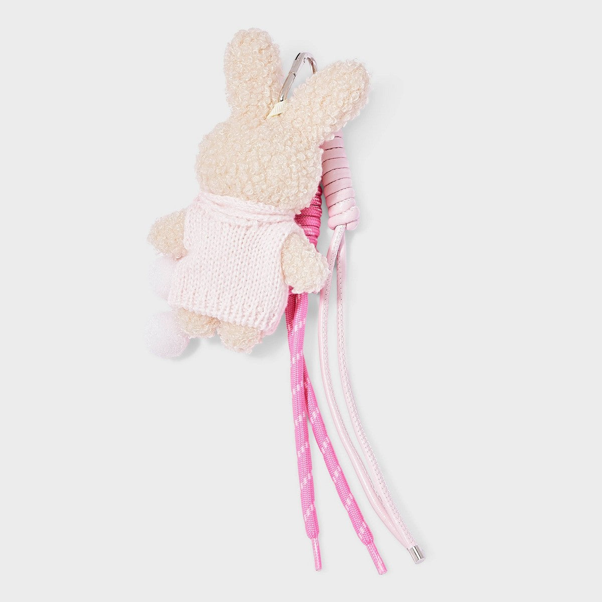 Charm de conejo de peluche rosa Cat & Jack con broche de corazón y cordones decorativos