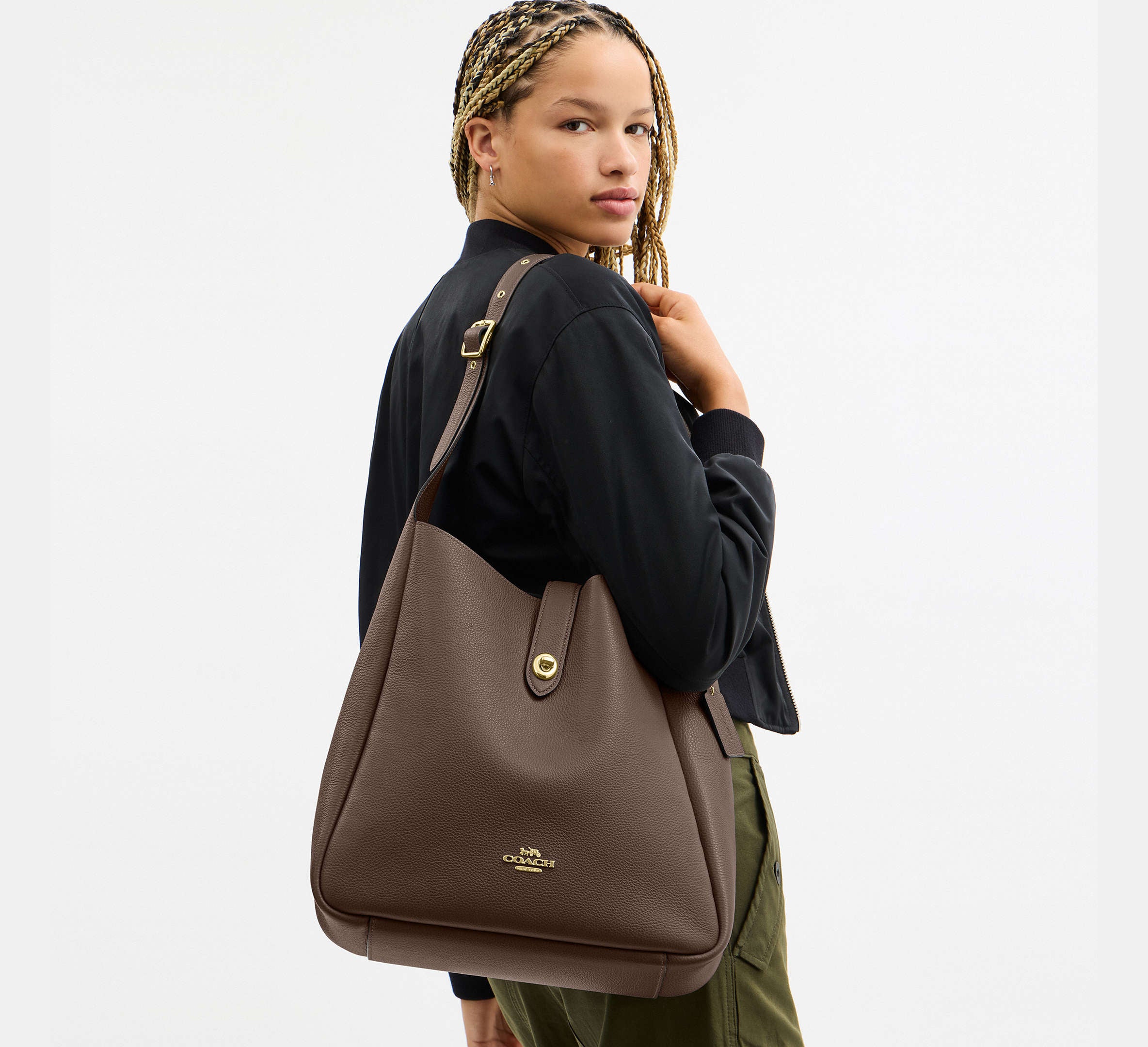 Bolsa Coach Hadley grande en piel granulada color café oscuro #color_CA Gold/Dark Stone
