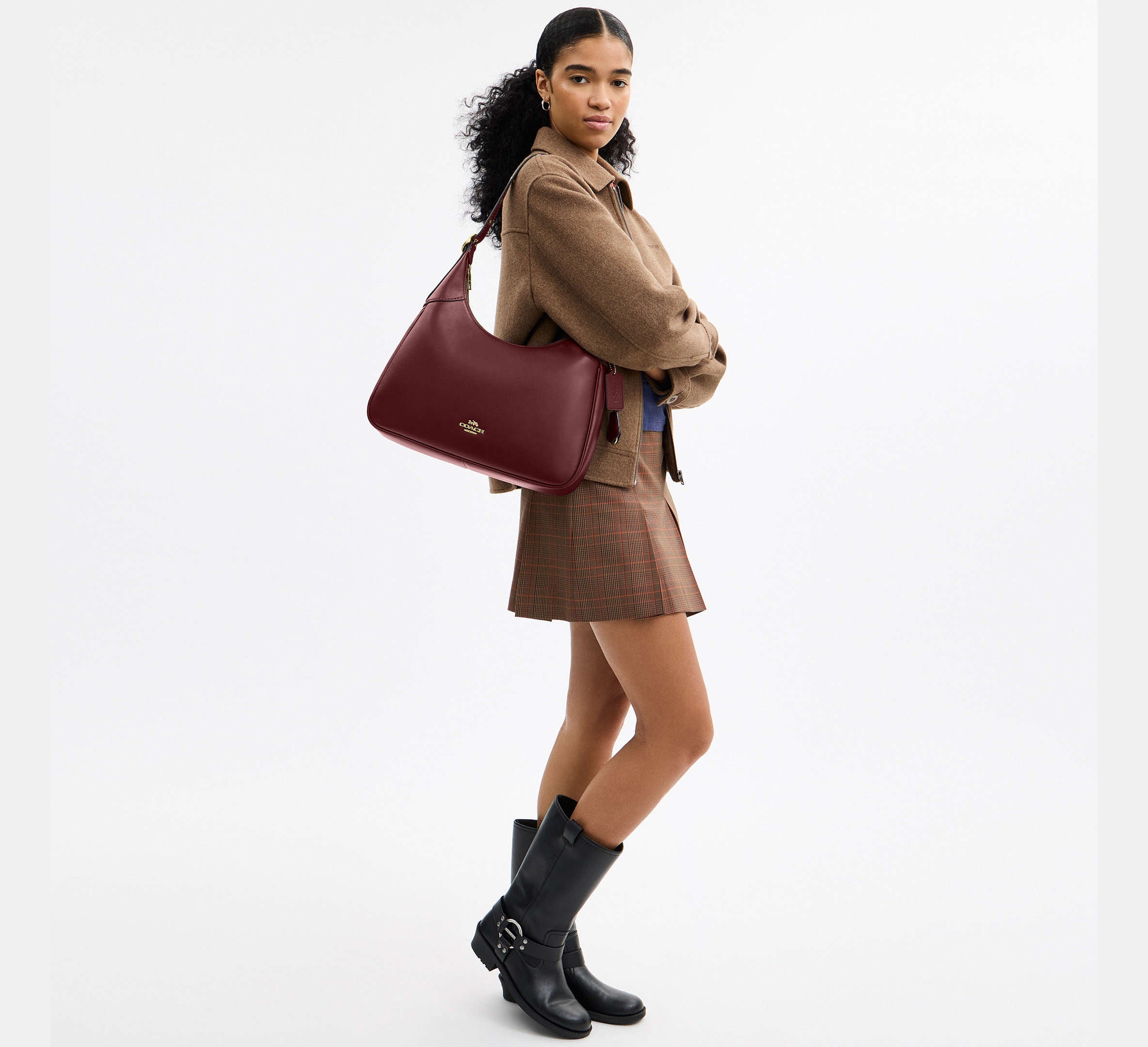Bolsa Coach Ella de piel lisa en tono vino con correa ajustable