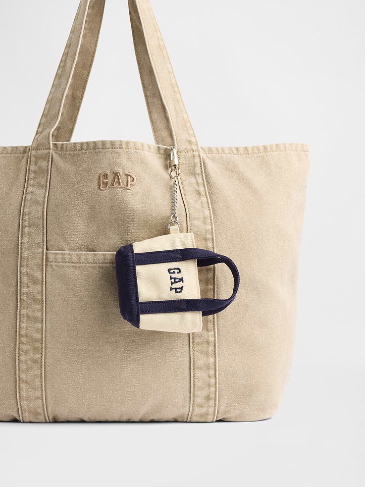 Gap Logo Tote Bag Charm Dark Navy Blue detalle #color_GAP Dark Navy Blue