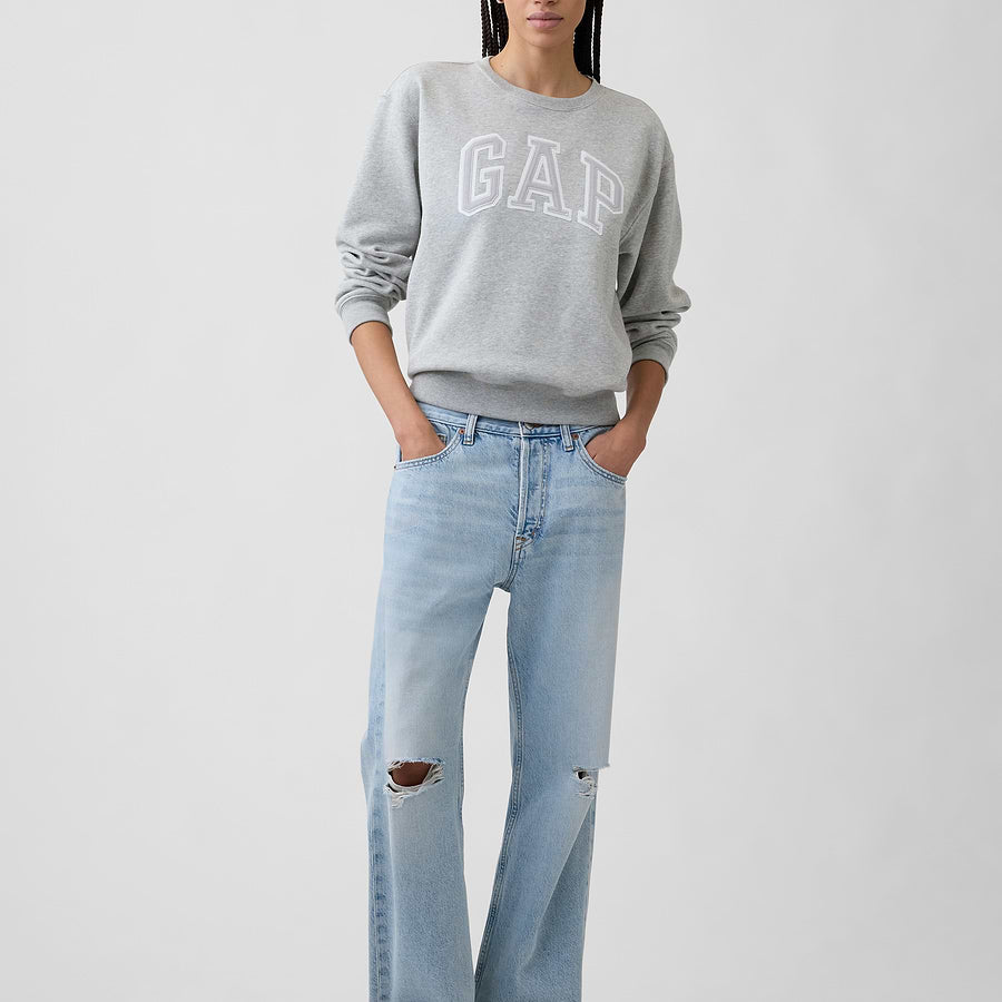 Look con sudadera GAP Light heather grey y prendas combinadas #color_GAP Light heather grey
