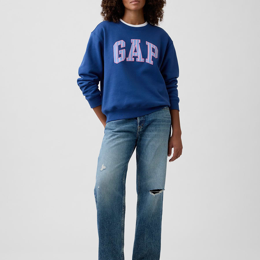 Look con sudadera GAP Blue track y prendas combinadas #color_GAP Blue track