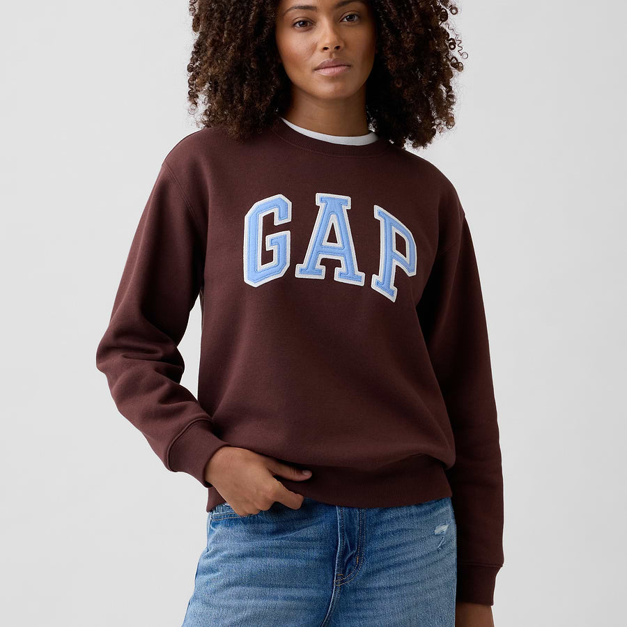 Sudadera GAP Chocolate bar brown puesta en modelo, vista frontal #color_GAP Chocolate bar brown